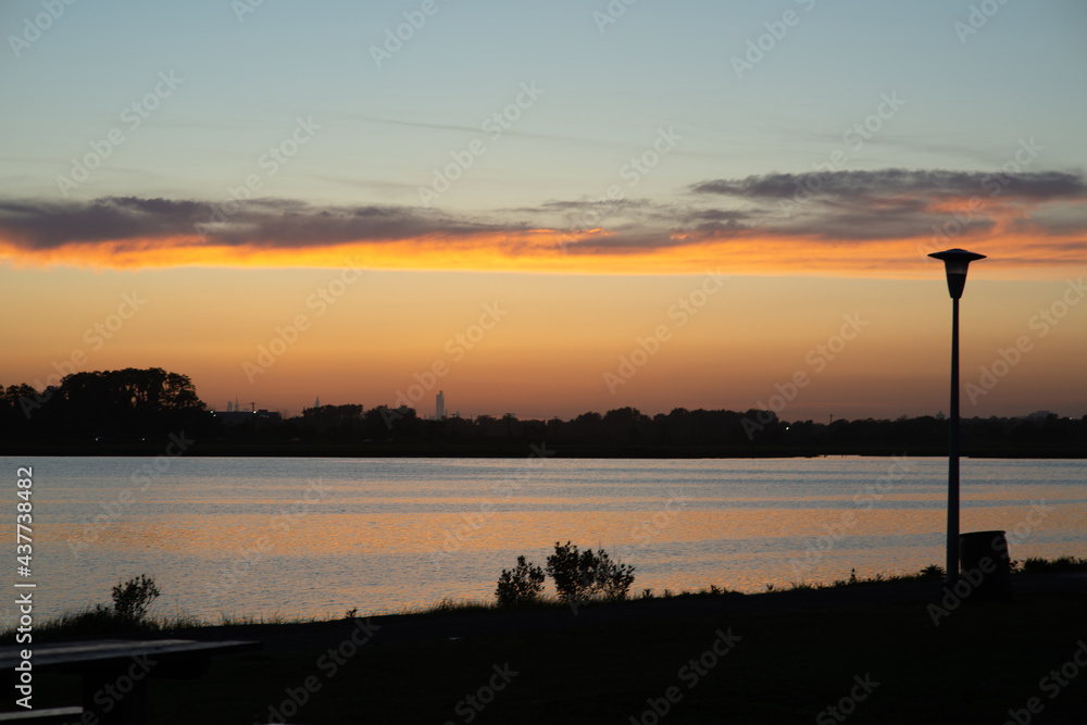 Obraz premium sunset over the lake