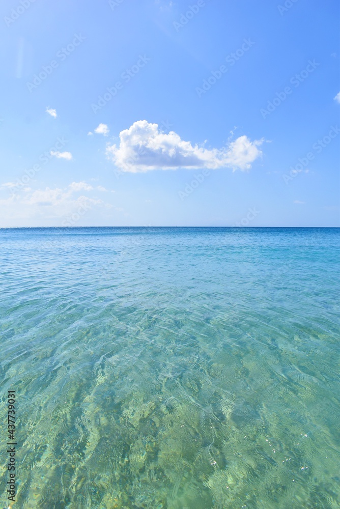 un ciel bleu avec une mer bleue un ciel bleu avec une mer bleue