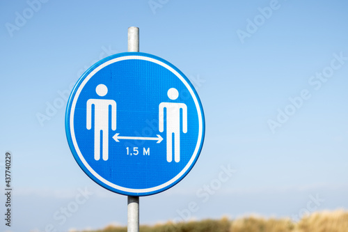 Schilderij op canvas Social distancing sign at the beach asking to keep 1