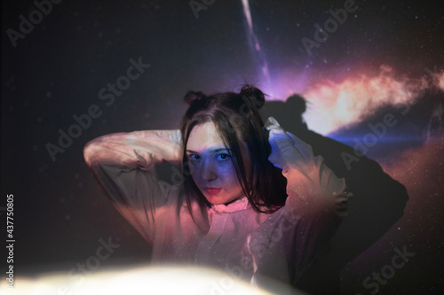 Junge Frau im Weltraum Projektion Beamer Technologie Zukunft Farben colorisation by #tigerraw 