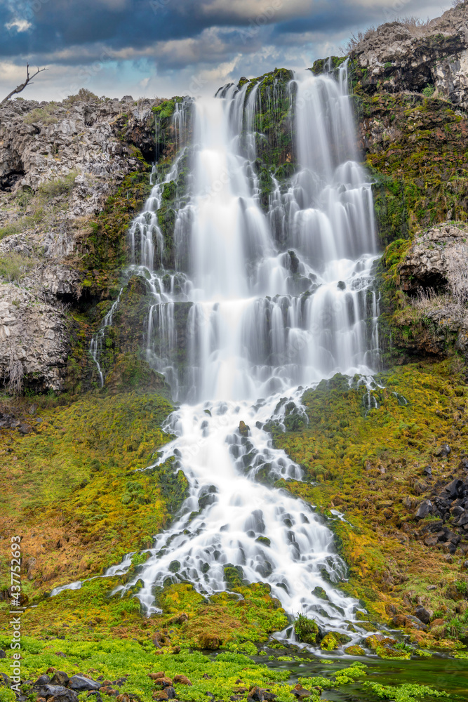 Obraz premium Beautiful waterfall in Idaho Hagerman Valley