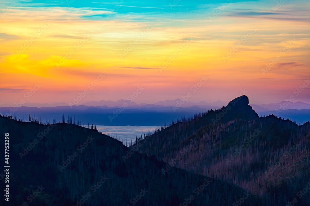 Obraz premium sunset over the mountains