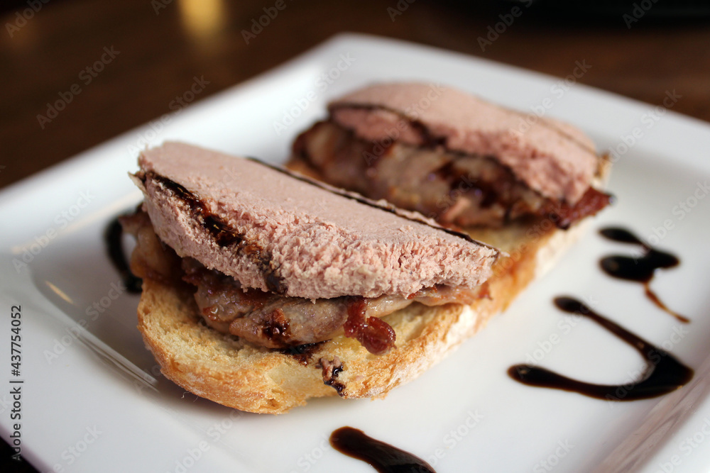 exquisita tostada de solomillo de ternera con foie y sirope en plato blanco exquisita tostada de solomillo de ternera con foie y sirope en plato blanco