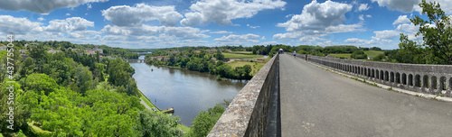 viaduc en pierre de l'Isle-Jourdain dans la vienne , vue du pont aérienne 