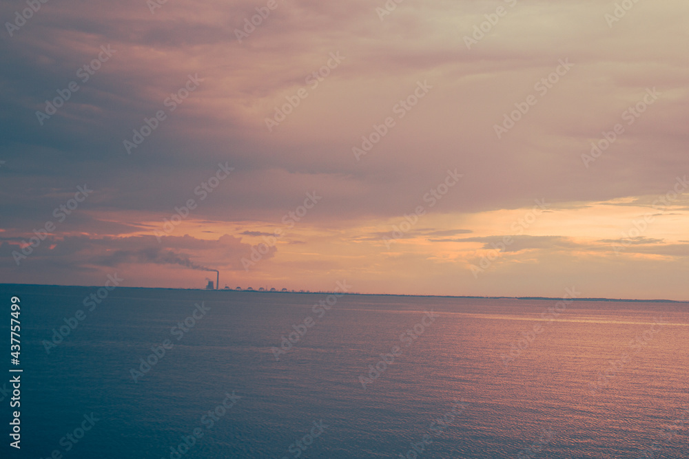 Naklejka premium sunset over the sea