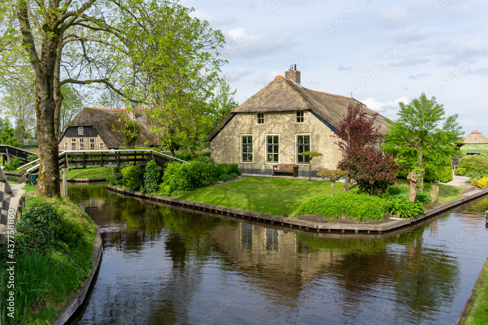 Obraz premium view of the picturesque village of Giethoorn in the Netherlands with ist quaint houses and many canals