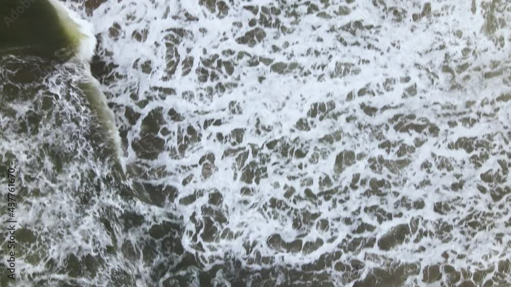浜辺に打ち寄せる波をドローンにて空撮 浜辺に打ち寄せる波をドローンにて空撮