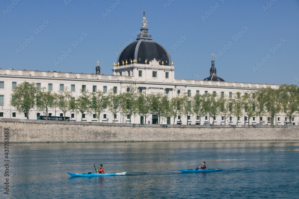 deux canoés sur le Rhône à lyon devant l'hôtel Dieu