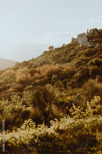 Coucher de soleil sur les ruines de la forteresse