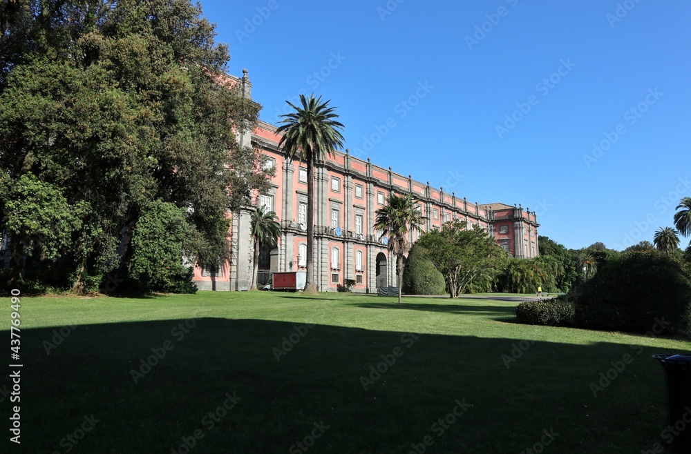 Fototapeta premium Napoli - Museo di Capodimonte dall'ingresso di Porta Grande