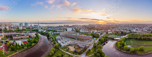 Panorama über Bremerhaven Mitte, Sonnenuntergang an der Weser und den Havenwelten, Die Skyline von Bremerhaven mal von der anderen Seite