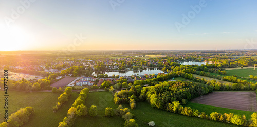 Niedersachsen aus der Luft, Panorama Aufnahme von Langen mit der Drohne, Sonnenuntergang im Sommer, Seenlandschaft in der Abenddämmerung