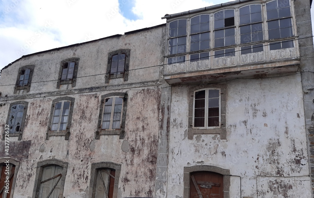 Antiguo hostal en las inmediaciones de la estación de Baamonde, Galicia