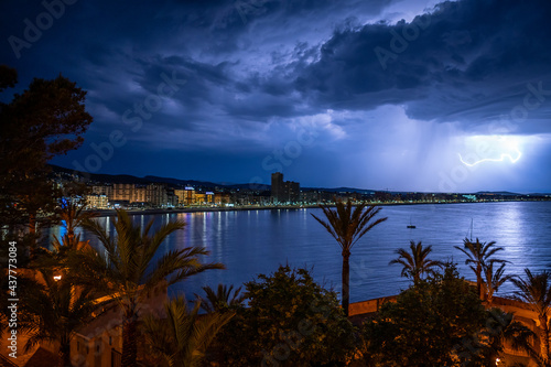 Tormenta con rayos sobre el Mar Mediterráneo, Peñiscola, Castellon, España
