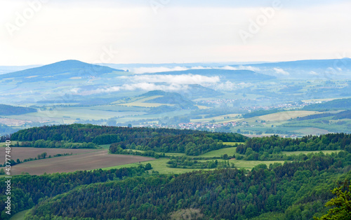 Blick von der Roßberg Kanzel ins Ulstertal und in die Kuppen der Rhön