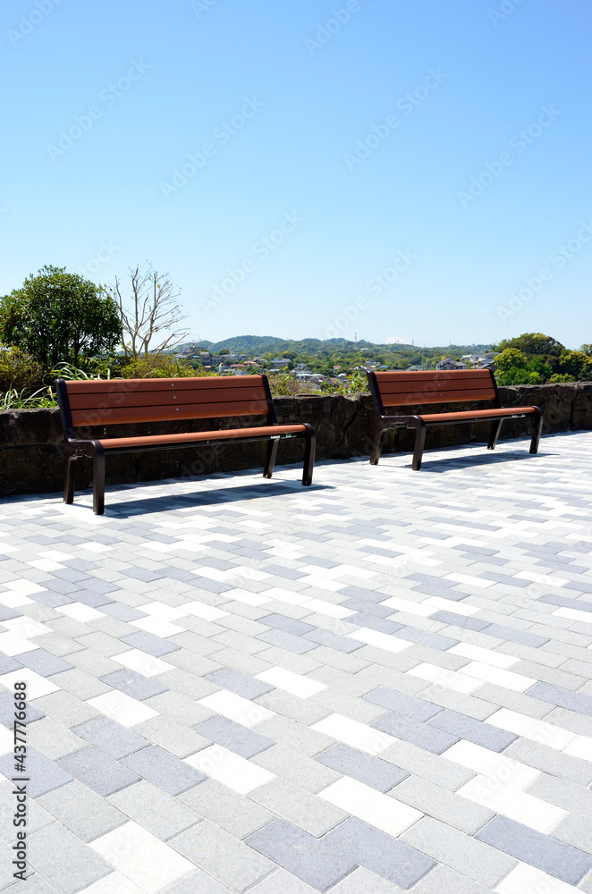 Obraz premium 展望台のベンチ 平和中央公園