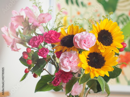 Wallpaper Mural フラワーアレンジメント　ゆり ひまわり バラ等 Torontodigital.ca