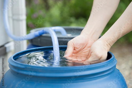 Foto man touching water of rain tank