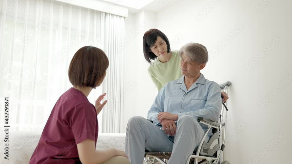 看護師の説明を受ける患者と家族 看護師の説明を受ける患者と家族