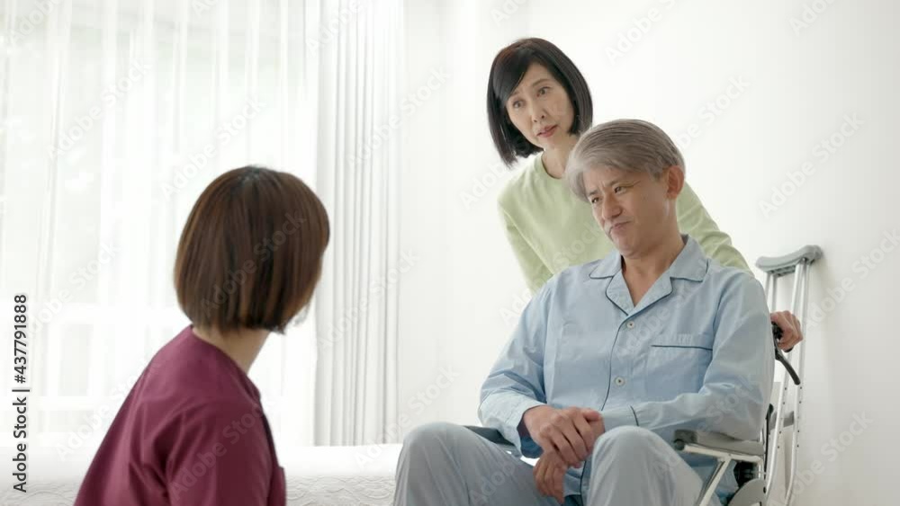 看護師の説明を受ける患者と家族 看護師の説明を受ける患者と家族