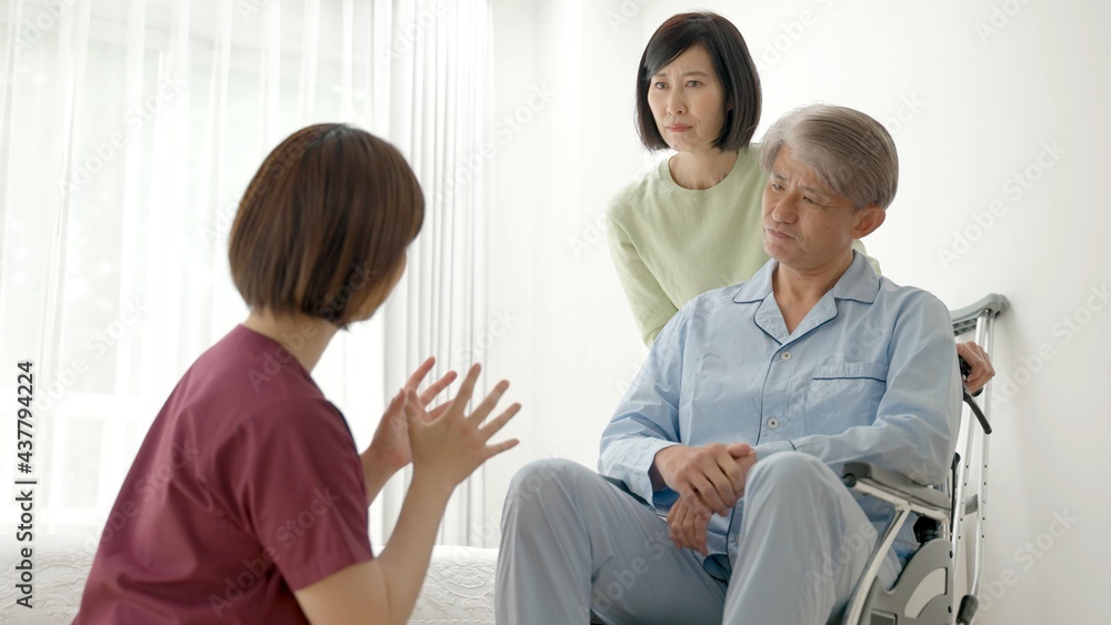 看護師の説明を受ける患者と家族 看護師の説明を受ける患者と家族