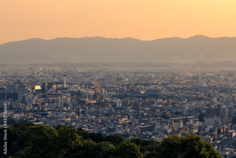 夕日に染まる京都の街並み