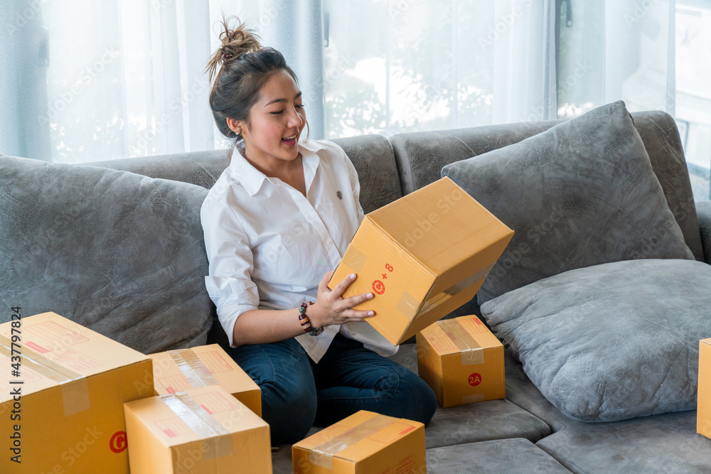 Asian women selling shopping online Asian women selling shopping online