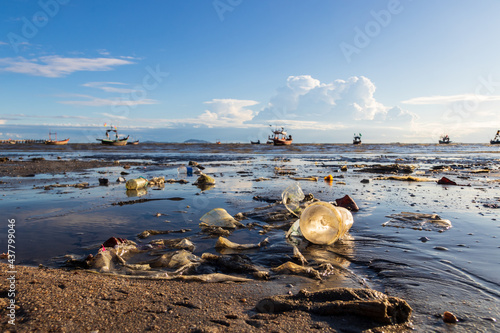 Canvas Print Plastic pollution on the beach
