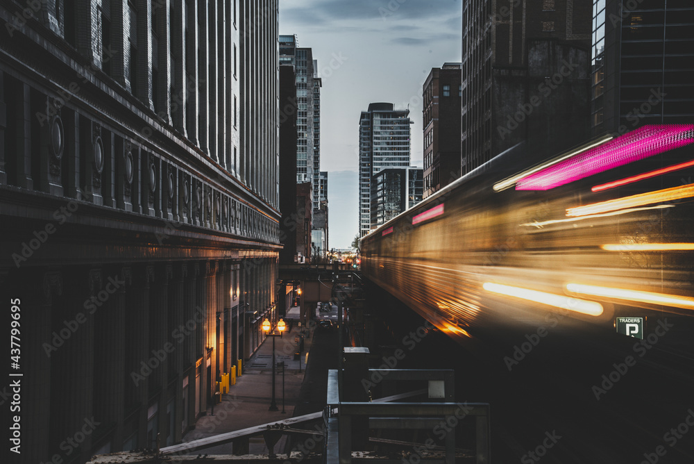 Naklejka premium Train L2 Line at night, Chicago, Vintage cityscape of Chicago skyline,