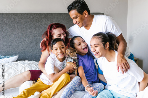 Photographie young latin girl with cerebral palsy on bed with her family in Home in disabilit