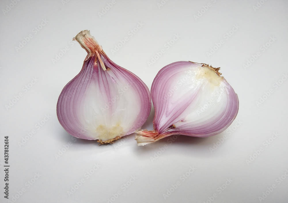 Obraz premium sliced onion isolated on white background, fresh vegetables