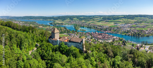 Die Burg Hohenklingen mit Blick auf Stein am Rhein und die Werd-Inseln