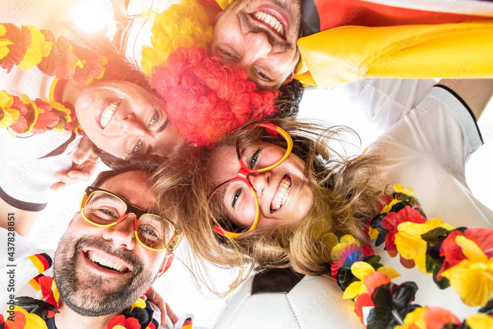 Fototapeta premium Gruppe glücklicher Fußballfans aus Deutschland feiern gemeinsam einen Meisterschaft Sieg