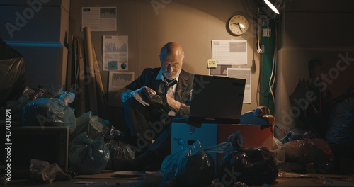 Foto Broke businessman living on the streets