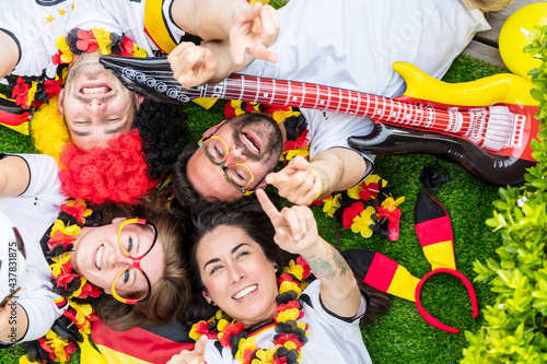 Gruppe gl  cklicher Fu  ballfans aus Deutschland feiern gemeinsam einen Meisterschaft Sieg