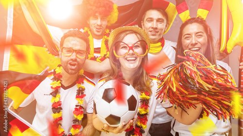 Gruppe gl  cklicher Fu  ballfans aus Deutschland feiern gemeinsam einen Meisterschaft Sieg.