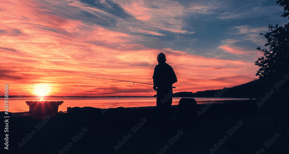 Angeln am abend im Sommer am wunderschönen See Zarnowitz in Lubkowo - Wunderschöner, roter Sonnenuntergang bei spiegelglattem See mit Silhouette - obrazy, fototapety, plakaty 