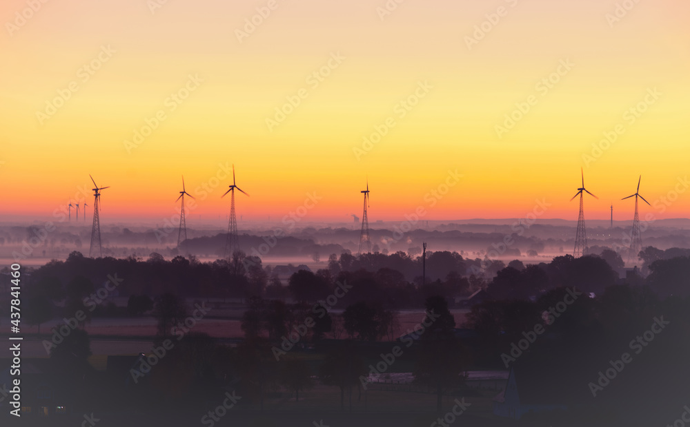 Windkraftanlagen im Sonnenaufgang Lübbecker Land