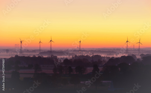 Windkraftanlagen im Sonnenaufgang Lübbecker Land