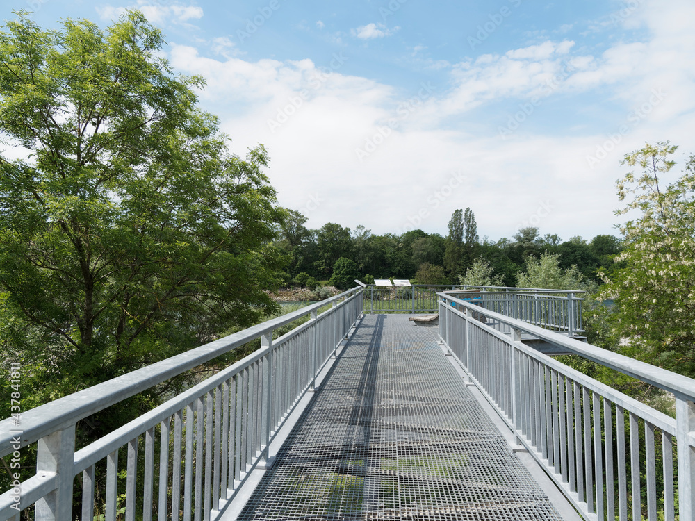 Besucherplattform. Aussicht auf Isteiner Schwellen. Stromschnellen im Oberrhein Besucherplattform. Aussicht auf Isteiner Schwellen. Stromschnellen im Oberrhein