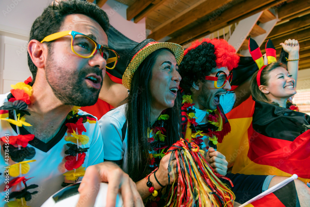 Deutsche Fußball fans schauen zuhause ein Meisterschaft spiel live. Jubelnde fans. Deutsche Fußball fans schauen zuhause ein Meisterschaft spiel live. Jubelnde fans.