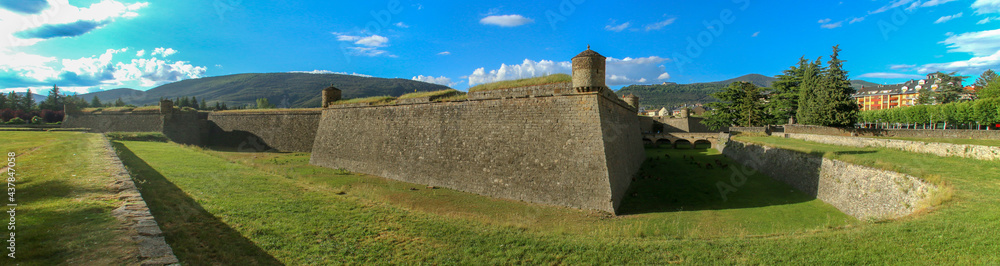 Muro y foso de la ciudadela de Jaca en Jaca, Huesca, España. También conocido como castillo de San Pedro, es la única ciudadela que se conserva completa de su estilo en Europa.