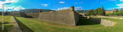 Muro y foso de la ciudadela de Jaca en Jaca, Huesca, España. También conocido como castillo de San Pedro, es la única ciudadela que se conserva completa de su estilo en Europa.