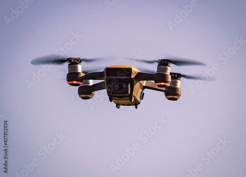Drohne in der Luft in schwebender Position mit schönem Bokeh Effekt - Unbemanntes Luftfahrzeug - Flugzeug - Spielzeug - Quadkopter - Funkfernsteuerung 