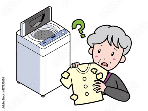 洗濯した服が毛玉だらけで困っているおばあさん