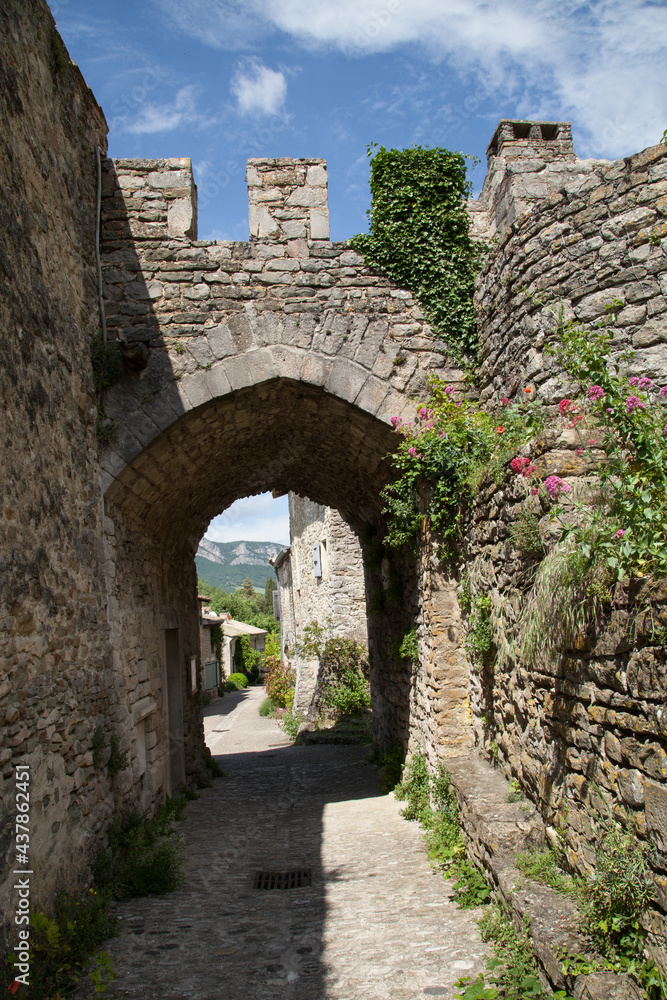 Entrée fortifiée du vieux village médiéval de Soyans dans la Drôme provençale