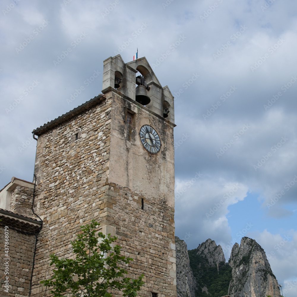 Tour ou clocher avec horloge du village de Saou en Drôme provençale