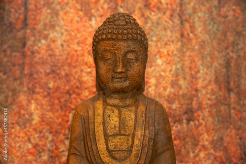 Fotografie imagen de buda sobre un fondo color oxido