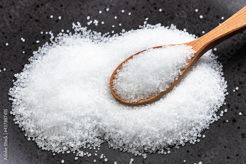 Foto wooden spoon with crystalline fructose close up