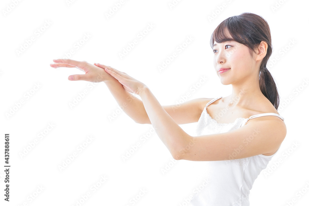 クリームを塗る若い女性 クリームを塗る若い女性